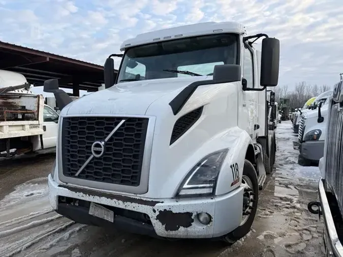 2018 VOLVO VNR64T300