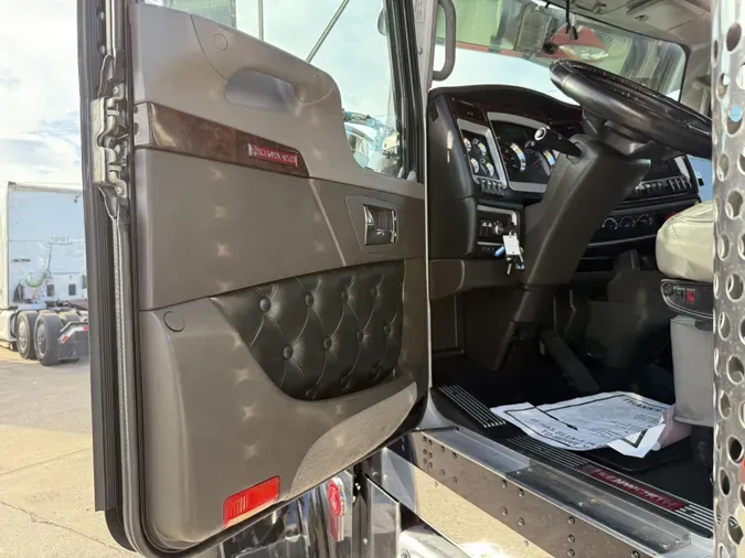 2023 Kenworth W900