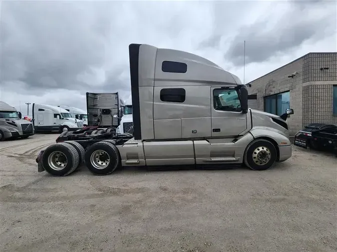 2020 VOLVO VNL760