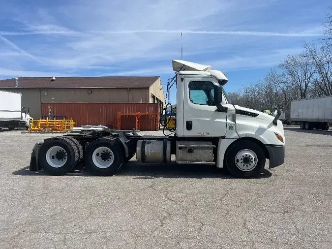 2018 Freightliner T12664ST