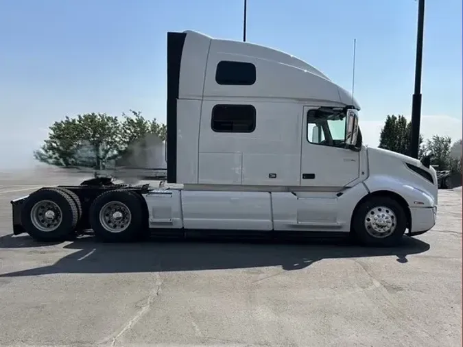 2022 VOLVO VNL860