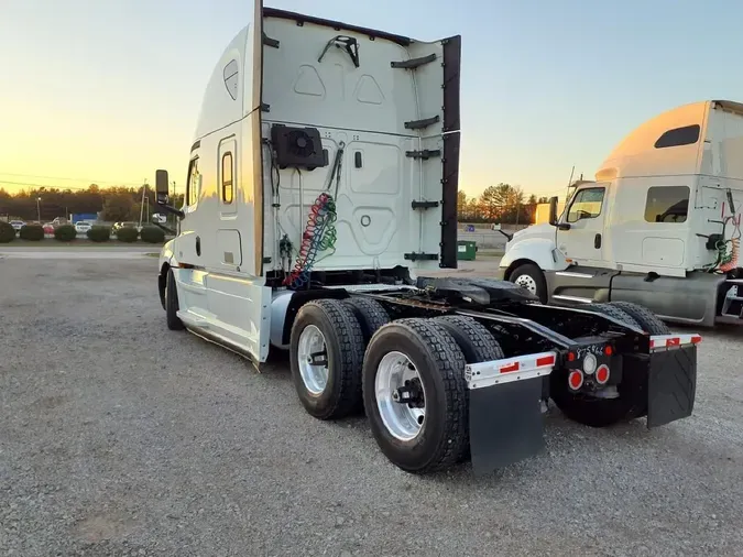 2020 FREIGHTLINER Cascadia 126