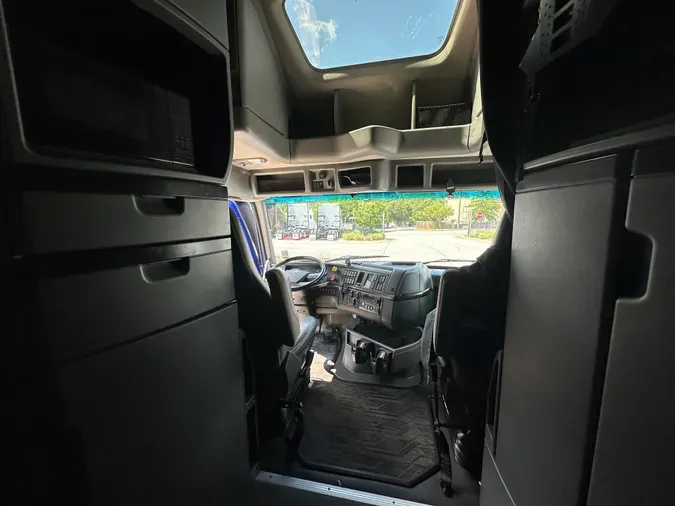 2023 Volvo VNL64T860