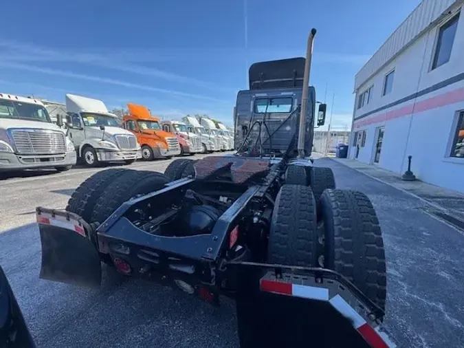 2019 VOLVO VNL64T-300