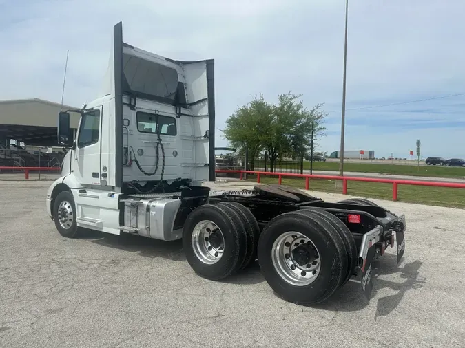 2025 VOLVO VNR64T300