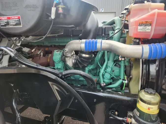 2023 VOLVO VNL64T740