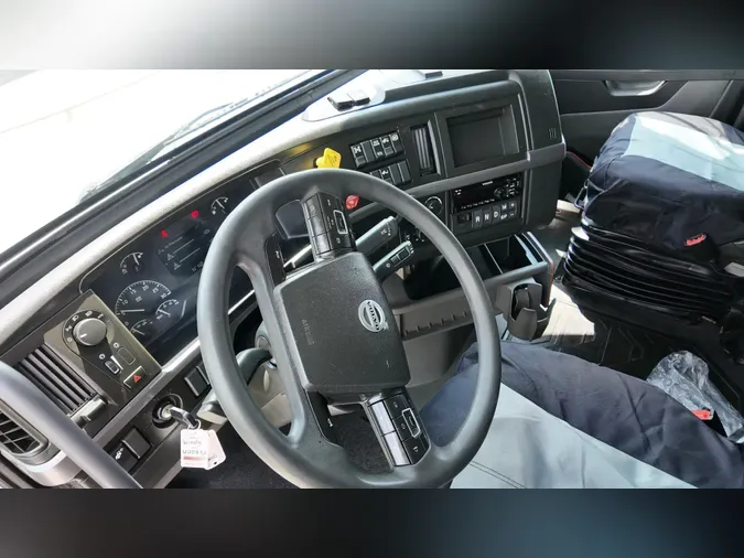 2019 VOLVO VNL64T760