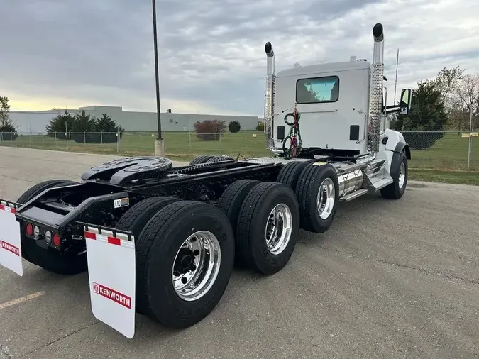 2025 Kenworth T880