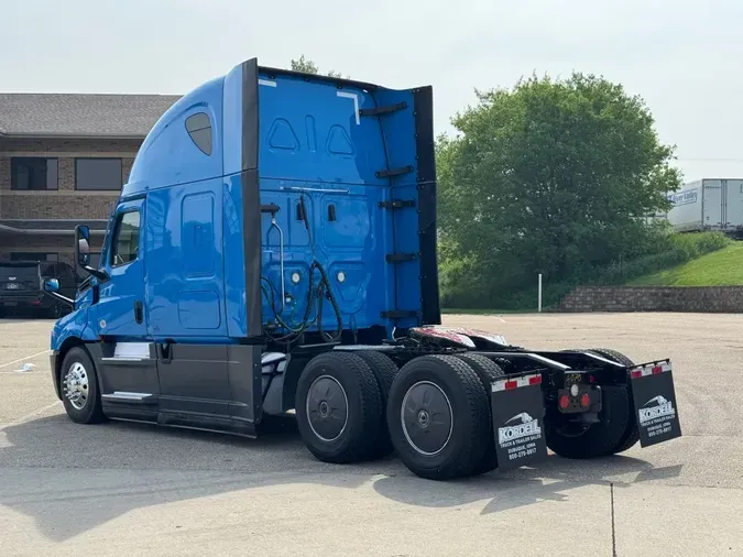 2022 FREIGHTLINER Cascadia 126