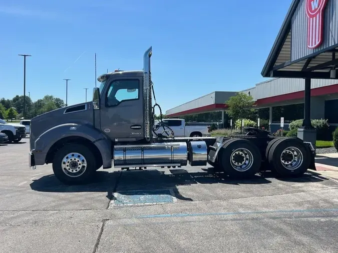 2025 Kenworth T880