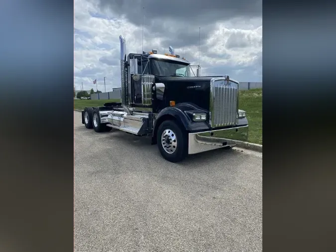 2025 Kenworth W900