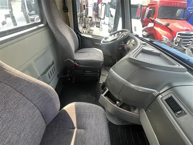 2020 VOLVO VNR300