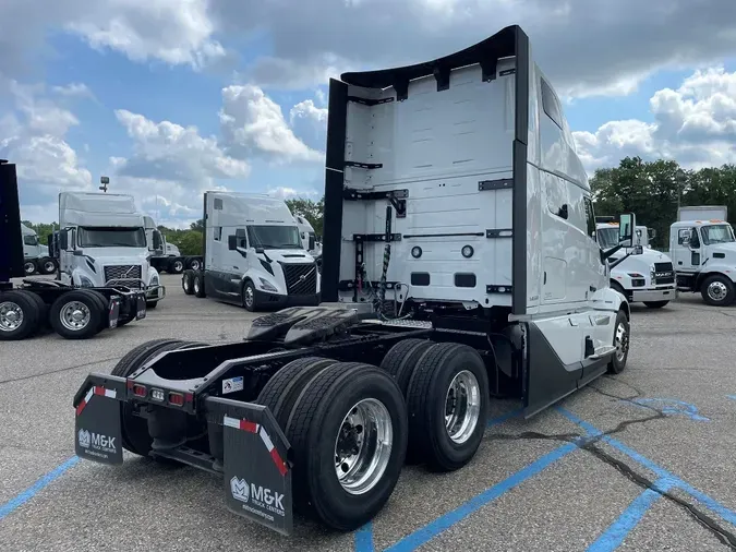 2025 VOLVO VNL64T860