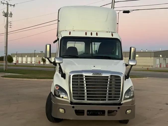 2017 FREIGHTLINER/MERCEDES CASCADIA 113