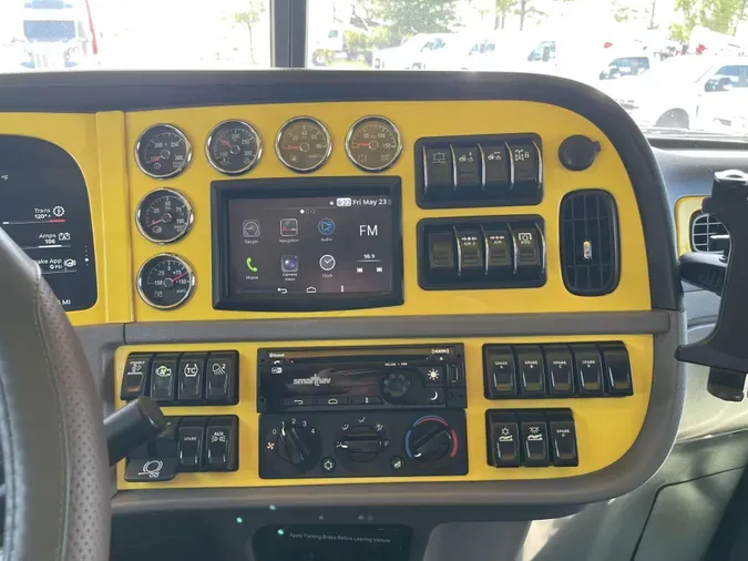 2023 Peterbilt 389