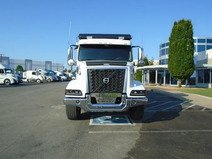 2022 VOLVO VHD84B300