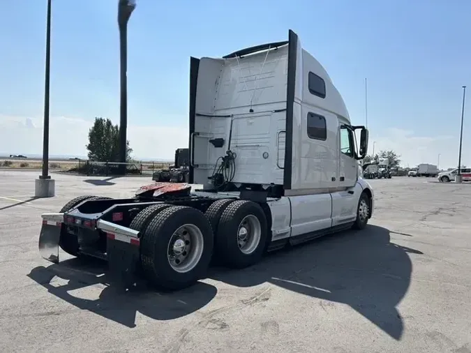 2022 VOLVO VNL860