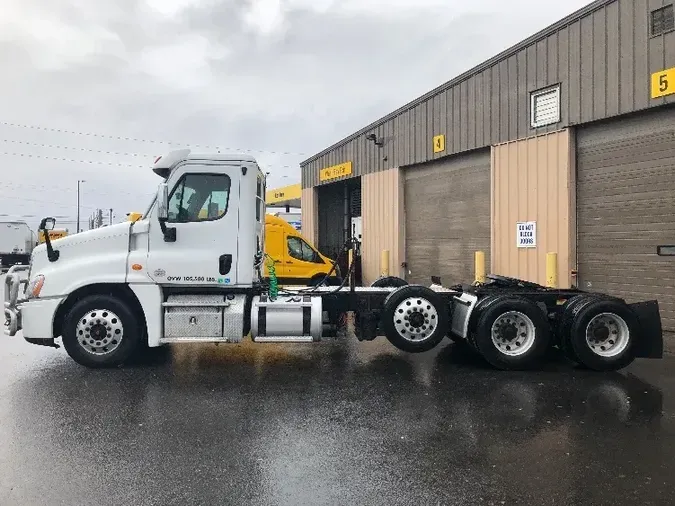 2017 Freightliner X12584ST