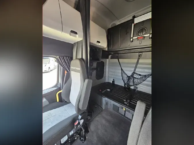 2025 FREIGHTLINER Cascadia 126