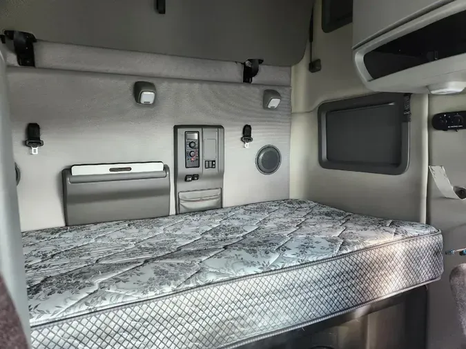2019 VOLVO VNL64T760