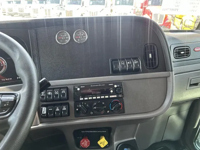 2023 Peterbilt 389