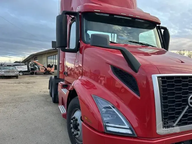 2022 VOLVO VNR64T300