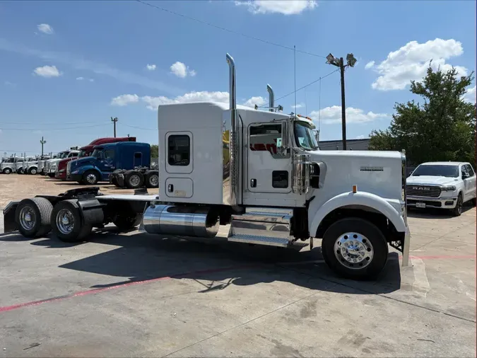 2023 Kenworth W900