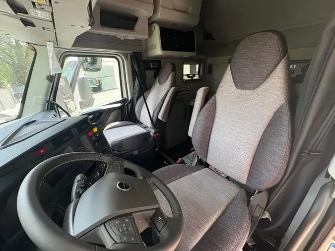 2026 VOLVO TRUCK VNL64TV04