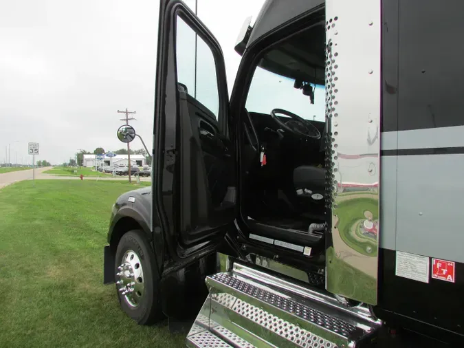 2023 Kenworth W990