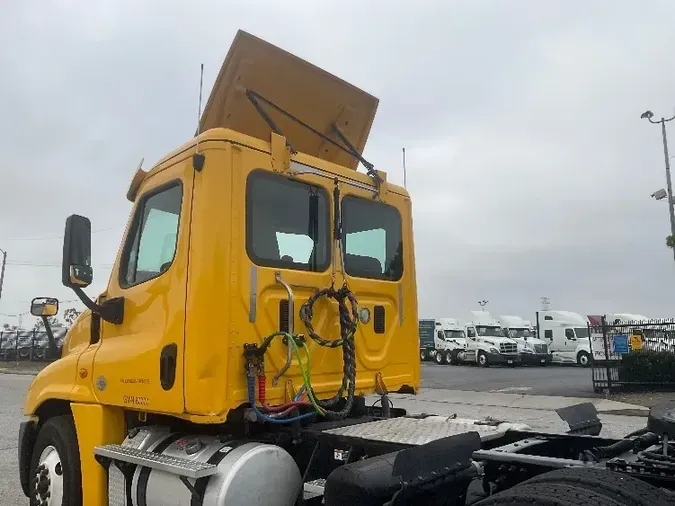 2016 FREIGHTLINER X12564ST