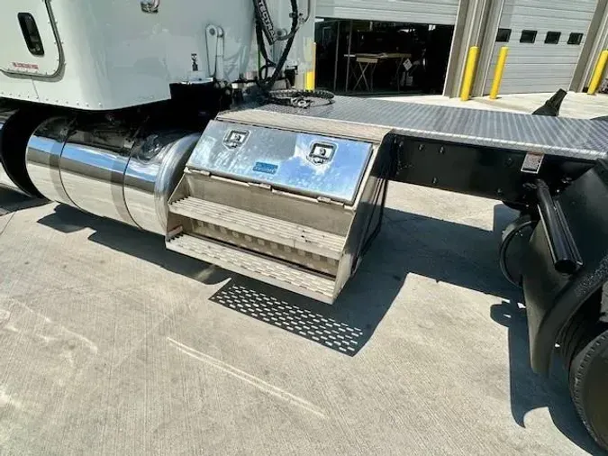 2023 Peterbilt 389