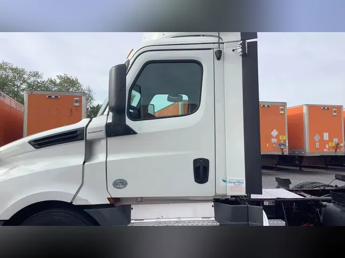 2020 Freightliner Cascadia 126