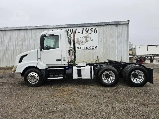 2015 VOLVO VNL64T300