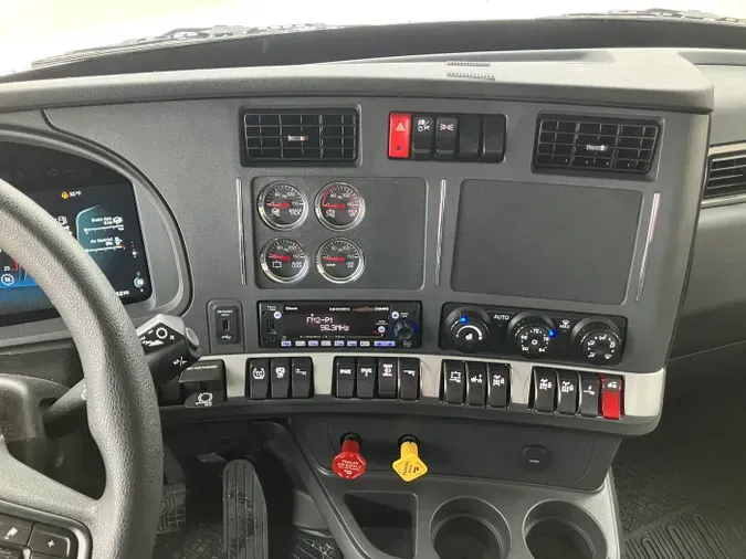 2024 Kenworth T880