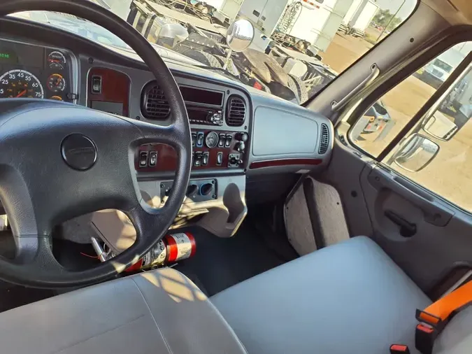 2018 FREIGHTLINER M2 106