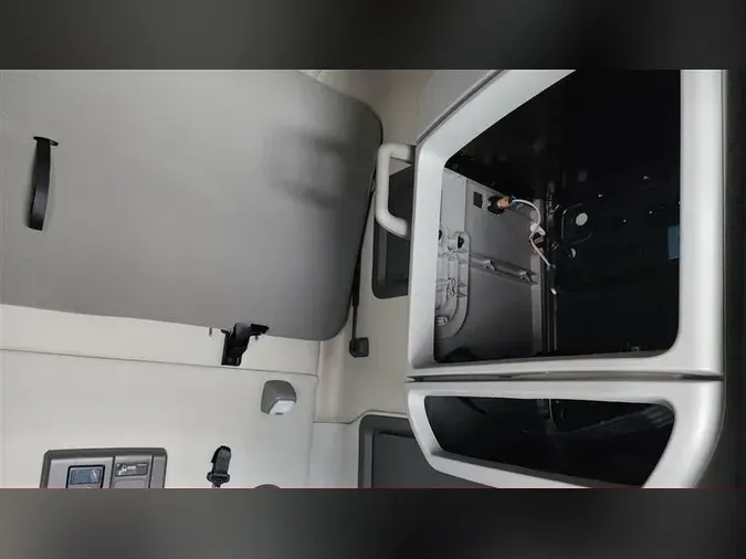 2022 VOLVO VNL760