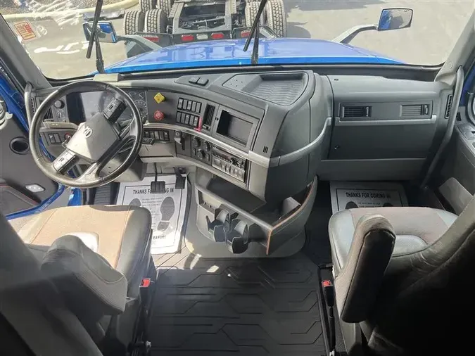 2019 VOLVO VNL760