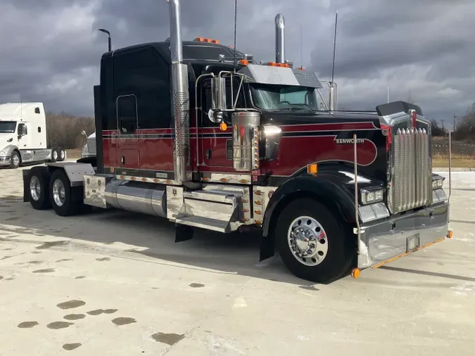 2022 Kenworth W900L