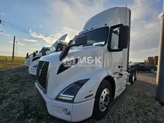 2021 VOLVO VNR64T300