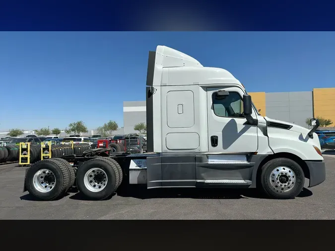 2020 Freightliner Cascadia 126