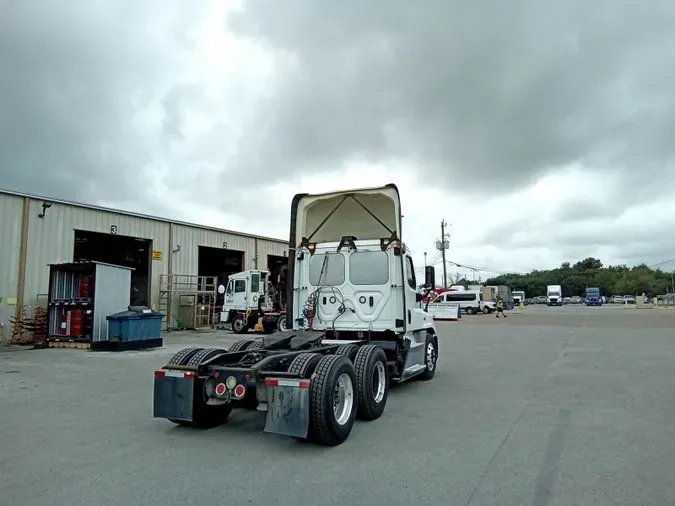 2019 Freightliner Cascadia 12581e98c4897ce8fa12420d3126c8a15a1