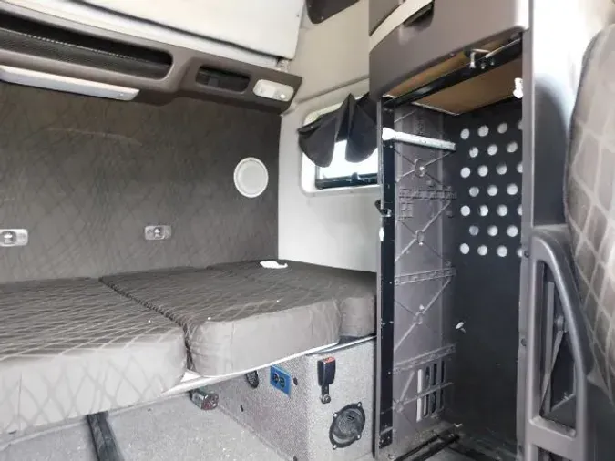 2015 Volvo VNL