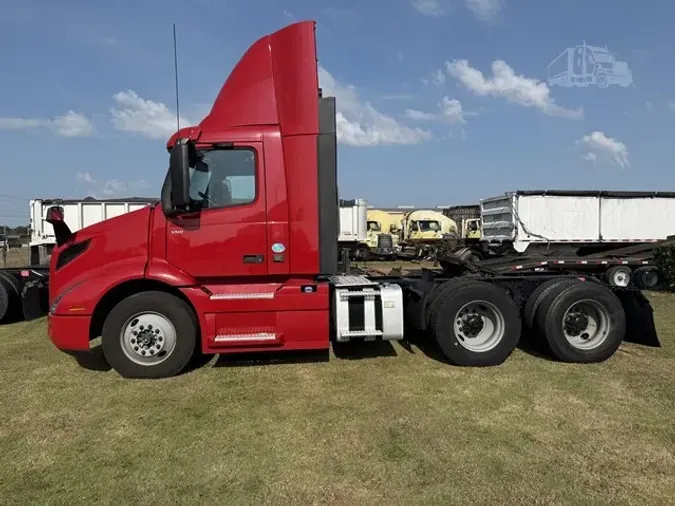2021 VOLVO VNR64T300