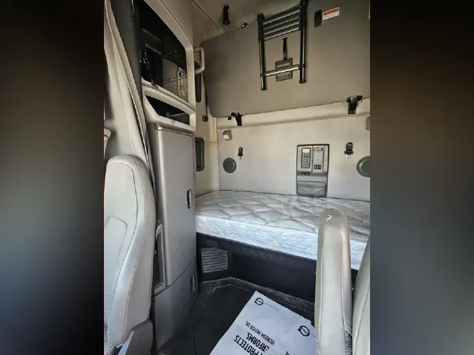 2022 VOLVO VNL64T760