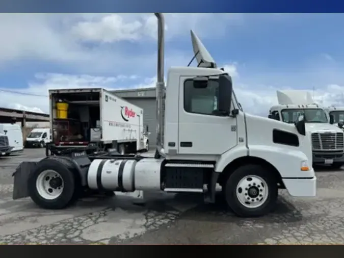 2017 VOLVO VNM42TRACTOR