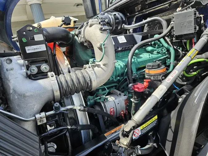 2023 VOLVO VNL64T760