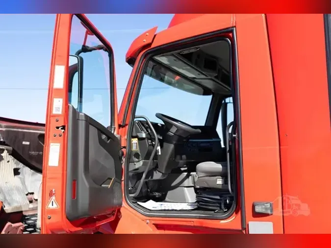 2022 VOLVO VNR64T300