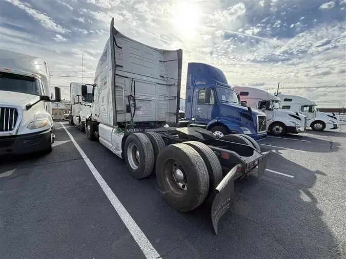 2019 VOLVO VNL760