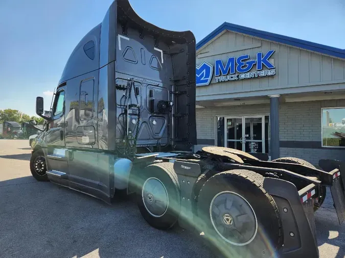 2021 FREIGHTLINER Cascadia 126