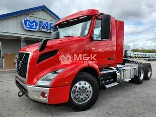 2019 VOLVO VNR64T300